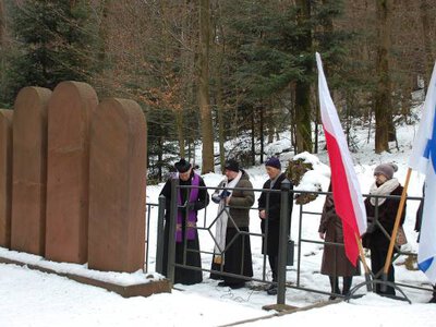 Pamięć i modlitwa przy mogile w Hałbowie. Symboliczne obchody Międzynarodowego Dnia Pamięci o Ofiarach Holocaustu