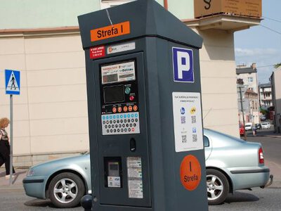 Od jutra w Jaśle nowe zasady parkowania. Opłaty dopiero od godziny 8 i tylko do 16. W centrum droższa strefa „zero”