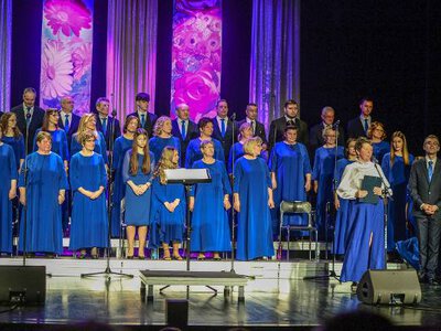 Dziesięciolecie Chóru „Laurenti” z Warzyc. Wspaniały koncert jubileuszowy w JDK. Publiczność owacją na stojąco nagrodziła występ