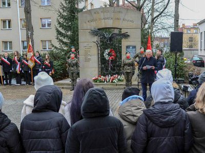 W Jaśle oddano hołd żołnierzom Armii Krajowej. Uroczyste obchody nowego święta państwowego zorganizował Powiat Jasielski i II LO w Jaśle