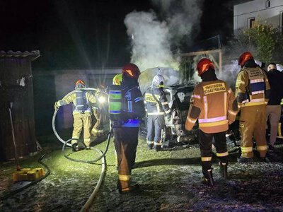 W Sieklówce płonęła osobówka. Zobaczcie zdjęcia z akcji gaśniczej