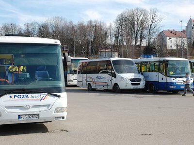 PGZK Jasiel uruchomił nowe połączenie Jasła z Tarnowem. Kursy zostały skorelowane z rozkładem jazdy pociągów