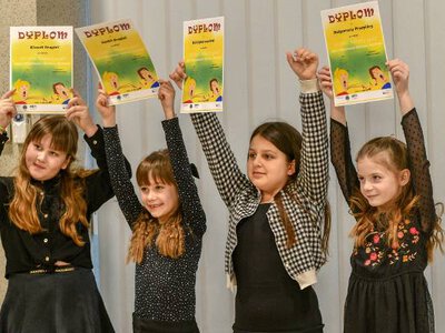 Eliminacje powiatowe Podkarpackiego Festiwalu Piosenki w Jasielskim Domu Kultury. Młodzi soliści rywalizowali w trzech kategoriach wiekowych
