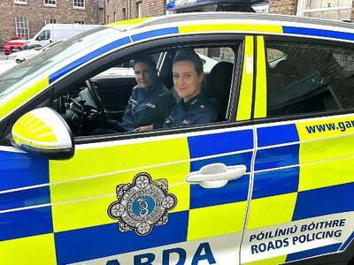 Policjantka z jasielskiej komendy w Irlandii. Poznawała specyfikę irlandzkiej służby