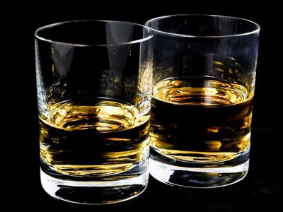 Coraz częściej i coraz młodsi Polacy sięgają po alkohol (fot. pixabay / jarmoluk)