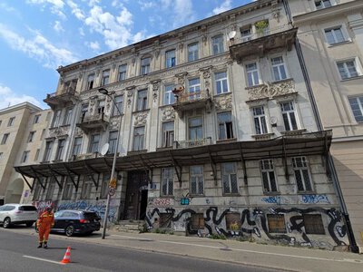 Runęły dwa stropy kamienicy przy Górnośląskiej. Ulica jest zablokowana / fot. TVP3 Warszawa