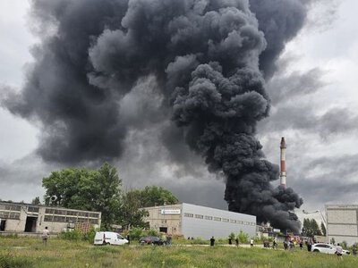 Czarny dym nad Toruniem. Groźny pożar na terenie dawnej fabryki Elana