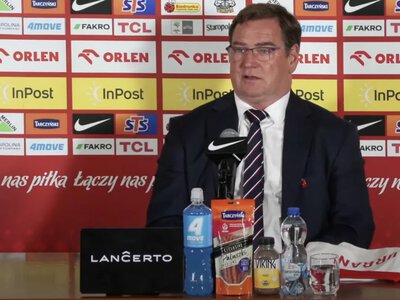 Na konferencji PZPN sponsorzy jak bazarek na poczcie. Przed trenerem napoje, kabanosy i tablet