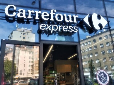 Carrefour w Polsce nie daje rady Żabce? Ubyło mu sklepów i pracowników, pierwsza strata od lat