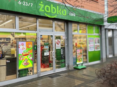 Żabka coraz większa i bardziej cyfrowa. Tyle sklepów przybyło w pół roku