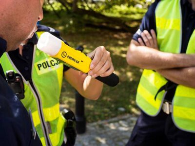 Po tym czasie alkomat nie wykryje alkoholu. Kiedy po wypiciu wina lub wódki można jechać?