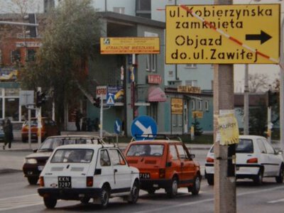 Takimi autami jeździliśmy po Krakowie w latach 90. Wyjątkowe perełki motoryzacji. Zobacz archiwalne zdjęcia