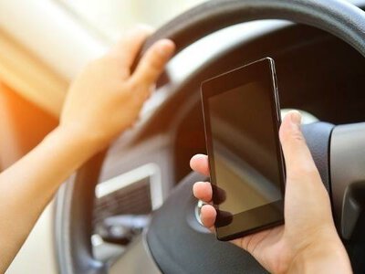 Telefon podczas jazdy. Jaki mandat może dostać kierowca w 2026 roku?