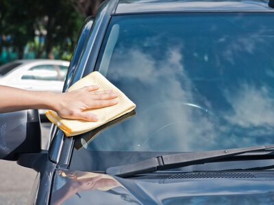 Niby czyste auto, a widoczność fatalna. Winowajca jest gdzie indziej