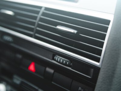 Ten zapach z kratek wentylacyjnych to alarm. Może oznaczać problem w układzie auta