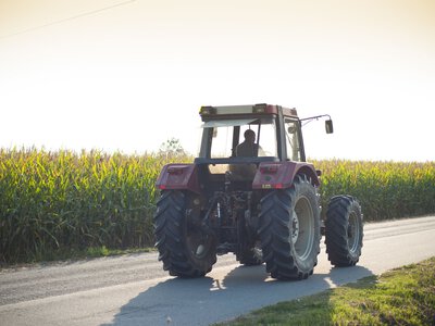 Ma hektary ziemi i alarmuje. Papierów tyle, że rolnika nie widać