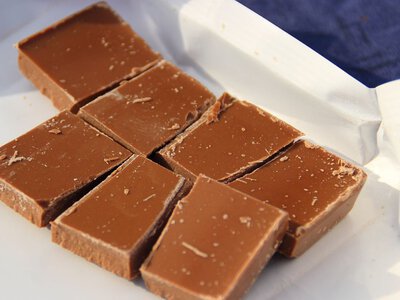 Czekolada w sklepie wciąż droga, choć składniki tanieją. Tak to tłumaczy producent