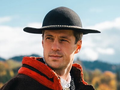 Przystojniak na tle „naszych” gór przyciąga uwagę. Model z USA promuje Zakopane