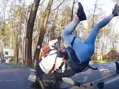 Motocyklista wyprzedza osobówkę i dochodzi do kolizji. Sprawa z Rybnika