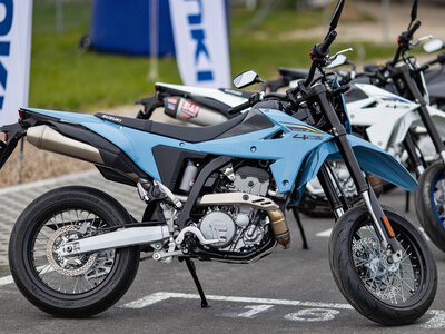 Suzuki DR-Z4SM. Czy to godny następca legendy? Test na Autodromie Słomczyn