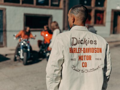 Dickies® x Harley-Davidson®. Limitowana kolekcja odzieży Built to Outlast, oddająca hołd tym, po których coś zostaje