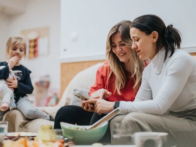 Kontrowersyjny trend wśród samodzielnych matek. Internauci są podzieleni