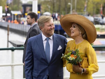 Królowa Maksyma bez wahania podwinęła spódnicę. Pokazała temperament