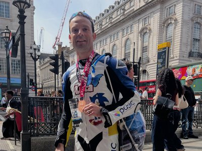 Guintoli pobił rekord Guinnessa na londyńskim... maratonie. Mistrz WorldSBK zebrał ponad 141 tys. funtów