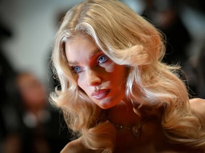 Oczekująca drugiego dziecka Elsa Hosk w najmodniejszym płaszczu tej wiosny