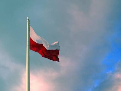 Zobacz, jak prawidłowo wyeksponować Biało-Czerwoną przed domem. Poradnik na Święto Flagi