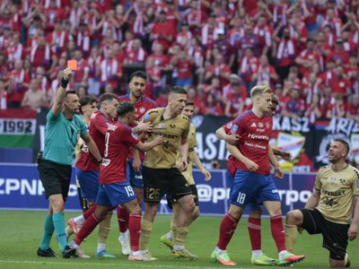 Brutalny faul Brunesa na Podolskim. Czerwona kartka i zadyma w końcówce finału Pucharu Polski