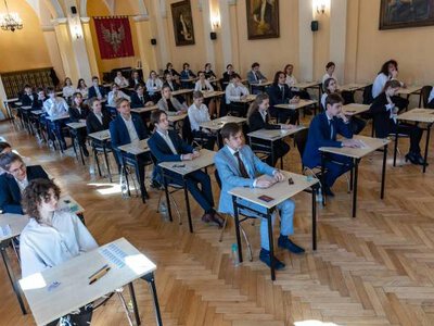 Pewniaki maturalne z matematyki. Jak bez trudu zdobyć 30 procent na egzaminie? Takie zadania mogą pojawić się na maturze 2026