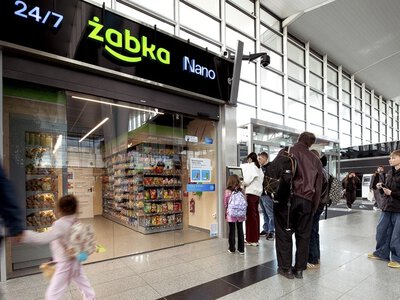 Żabka już na lotnisku. Do samolotu weźmiesz kanapkę i sushi
