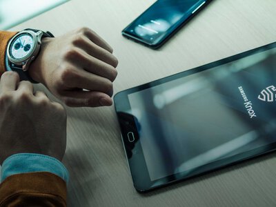 Smartfon na wakacjach, lodówka w pustym mieszkaniu. Samsung Knox chroni jedno i drugie