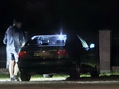 Po godzinie 20 odnaleziono ciało mężczyzny na cmentarzu w Prażmowie (fot. TVP3 Warszawa)