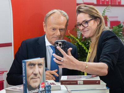 Ogromna kolejka do premiera Polski. Tłum czeka na autograf!