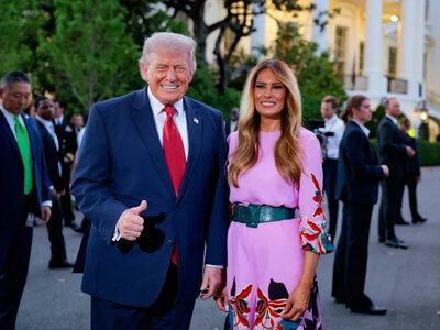Letnia elegancja według Melanii Trump. Jedwabna maxi Valentino robi wrażenie