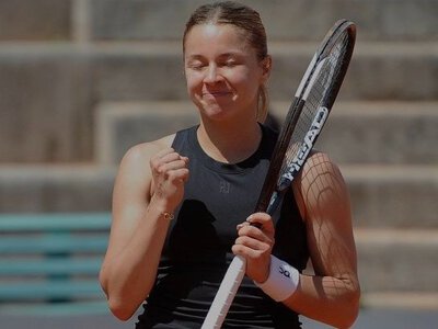 Maja Chwalińska lepsza od słynnej Chinki Zheng Qinwen. Wystarczyły dwa krótkie sety. Na kortach Rolanda Garrosa wciąż grają cztery Polki