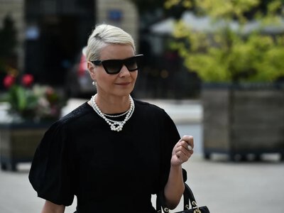 Zapozowała na sofie niczym bogini. Jej spódnica będzie hitem lata