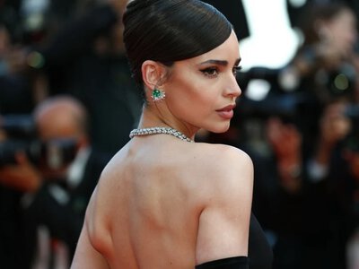 Audrey Hepburn na czerwonym dywanie w Cannes? Sofia Carson zachwyca kreacjami