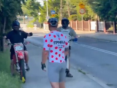 Zwrócił im uwagę na ścieżce rowerowej. Chwilę później stracił sprzęt za fortunę. Policja szuka świadków