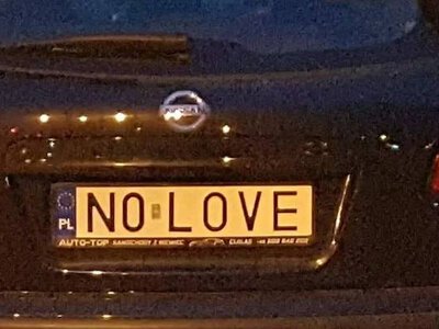 Gruba, Ruda, Szybki. Te i inne napisy opisujące kierowców (i nie tylko) na blachach ich samochodów
