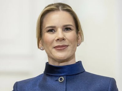 Marta Nawrocka w modnym błękicie. Ta sukienka podkreśla klasę i kobiecość