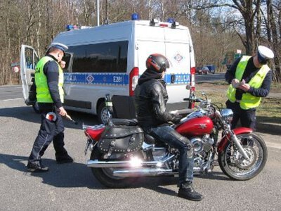 Władze UE atakują motocyklistów? Przeglądy dla wszystkich i kontrole  spalin na drodze