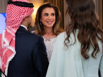Rania postawiła na elegancję i tradycję. Rajwa dobrała kultową torebkę