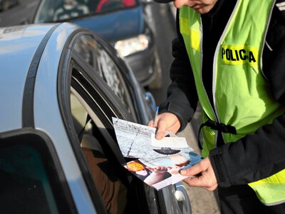 Pan Andrzej donosił regularnie na kierowców i policja zrobiła mu psikusa