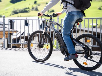 Od ilu lat można jeździć rowerem elektrycznym? Rodzice często nie znają tej zasady