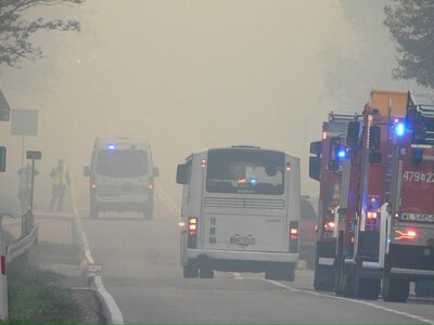 Tędy nie przejedziesz. Droga na Mazowszu zamknięta przez służby. Przyczyną jest pożar lasu