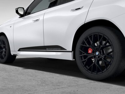 BMW zbudowało SUV-a jak monolit. Kierowcy premium lubią taką pewność