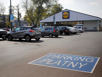 Nie tylko Polacy wpadają w pułapkę pod supermarketami. ADAC ostrzega, żeby nie płacić kar od razu
